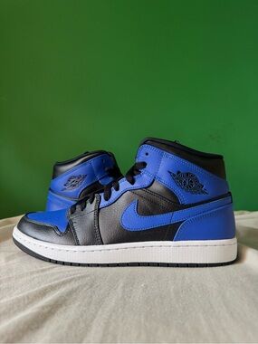 Nike air Jordan 1 mid hyper royal tumbled leather size 11